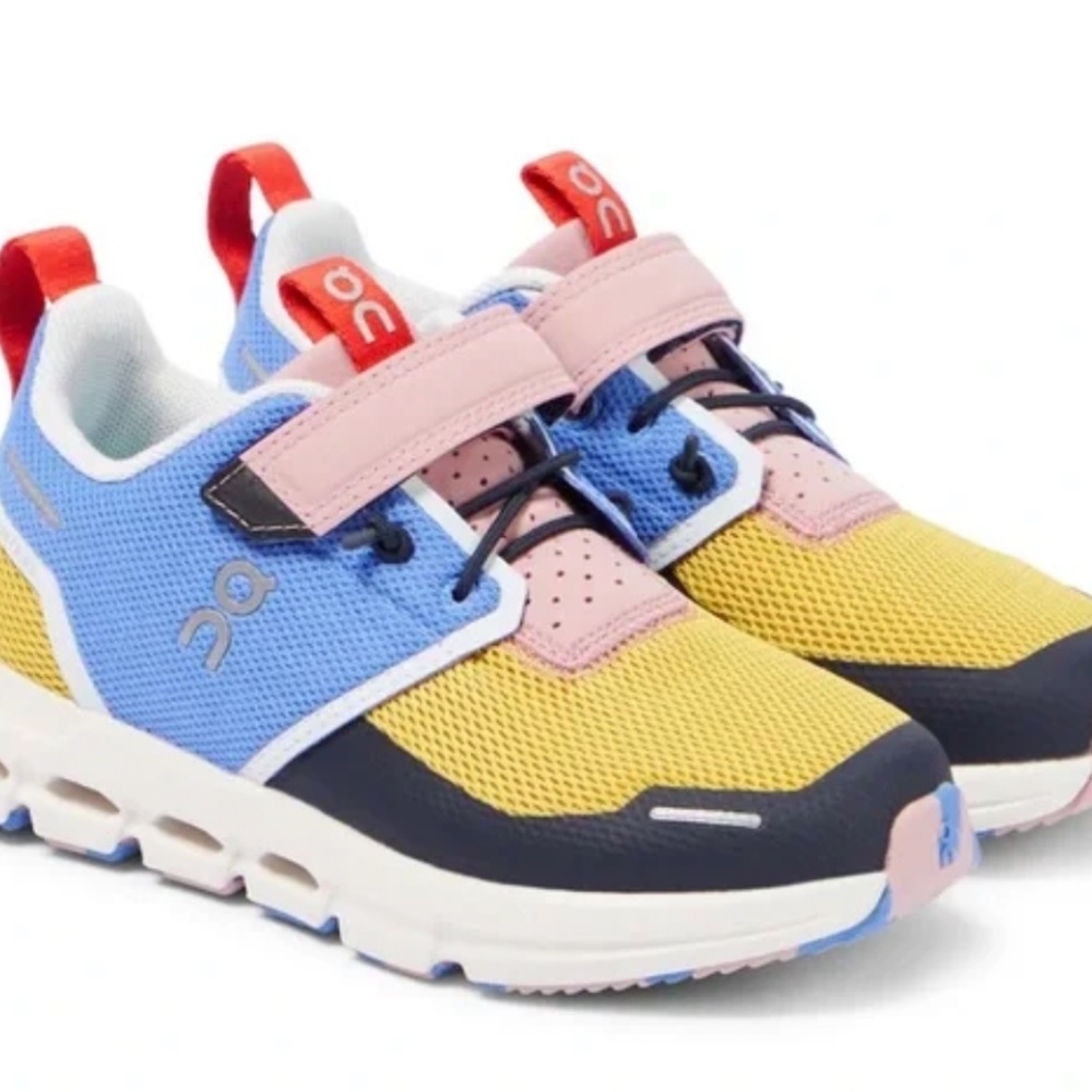 On Kids' Cloud Play Running Sneaker size 2.5 Unisex blue/ yellow/ Pink/ Red